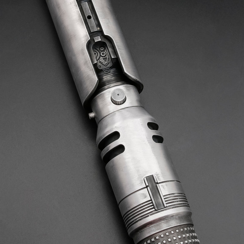 Vi presentiamo l'edizione limitata della spada laser Cal Kestis EP3 Bespoke Weathered: un pezzo da collezione davvero unico, disponibile in soli 30 esemplari.