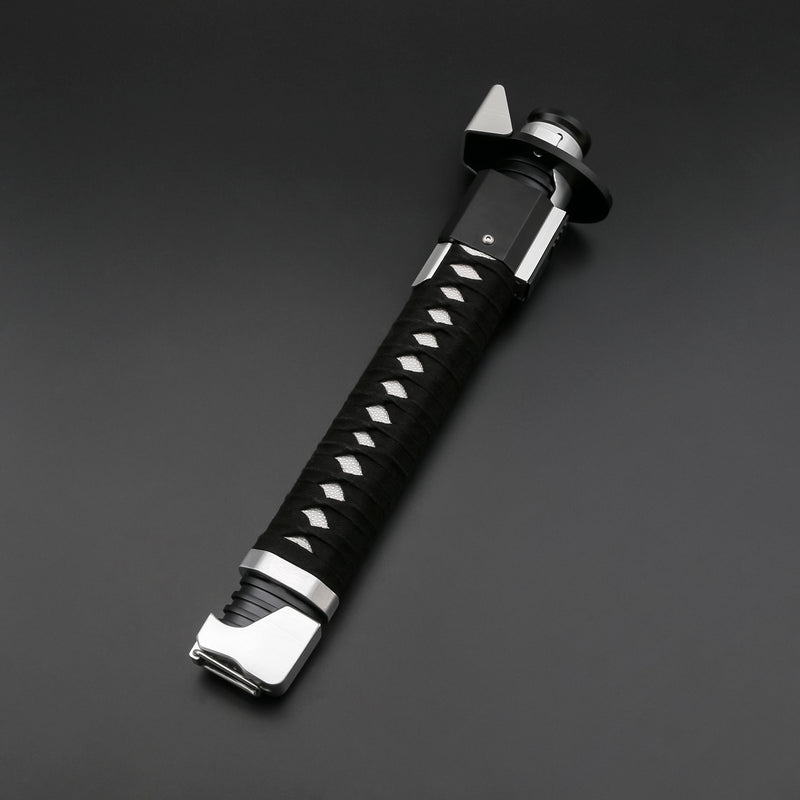 Scopri la spada laser Ronin, meticolosamente realizzata, ispirata ai samurai erranti dell'antico Giappone. Fatta in alluminio di qualità aerospaziale