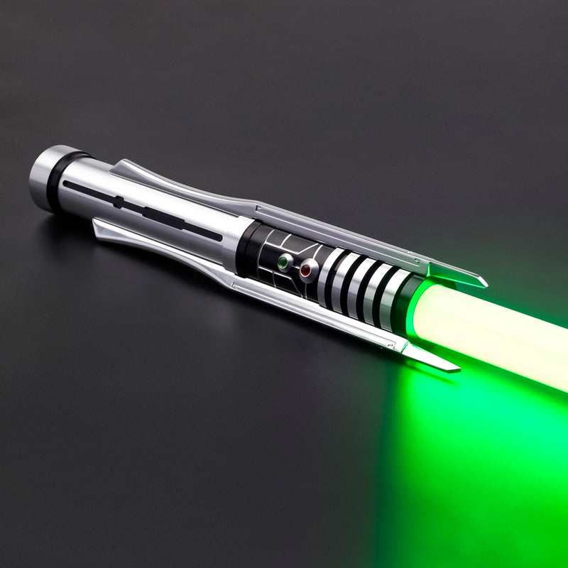 Questa spada laser è ispirata all'iconica spada laser di Darth Revan. Come le vere spade laser di Darth Revan