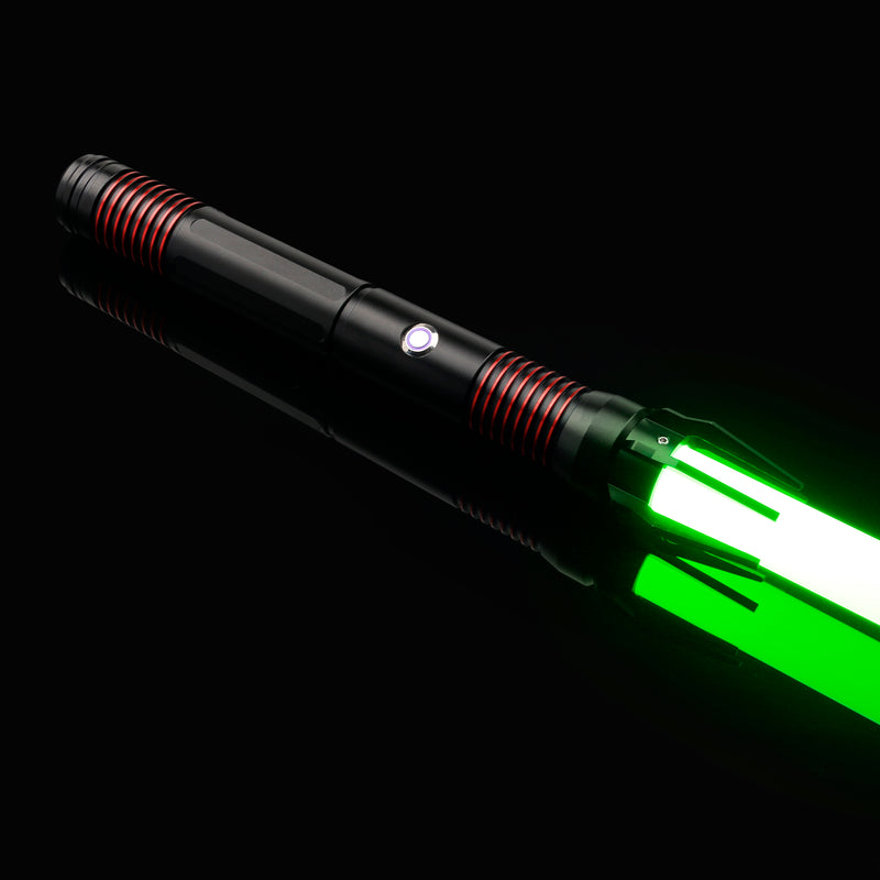 La spada laser rossa si accende premendo un pulsante sull'elsa, sul modello di un pulsante sull'elsa di una spada laser.