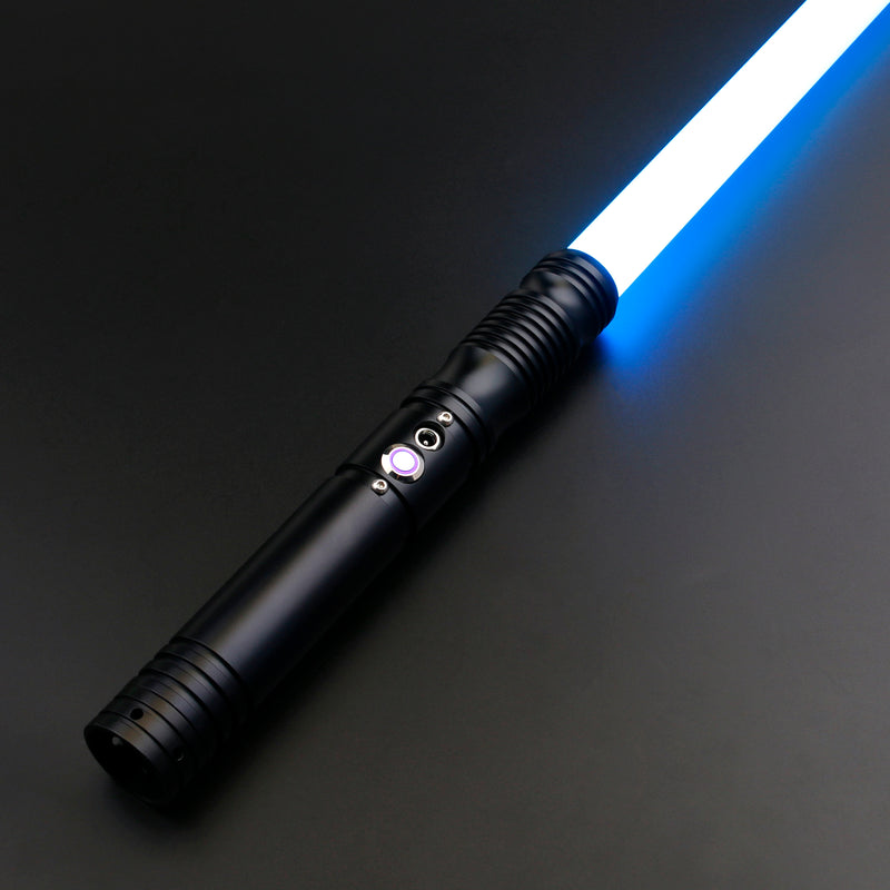 La spada laser Padawan presenta un'oscillazione regolare, un colore della lama luminoso e 10 caratteri sonori intercambiabili.