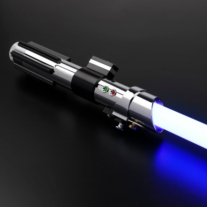 Scatena il Jedi che è in te con questa splendida spada laser ispirata alla spada laser di Anakin Skywalker in EP2.