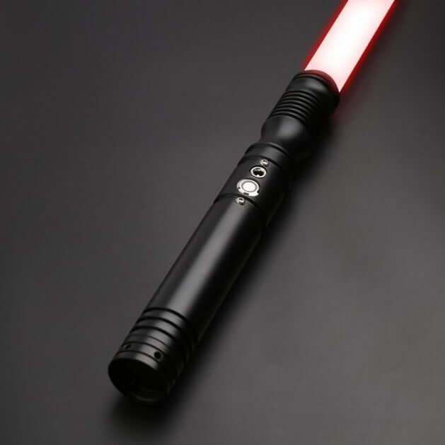La spada laser Padawan presenta un'oscillazione regolare, un colore della lama luminoso e 10 caratteri sonori intercambiabili.