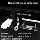 La spada laser di Darth Malgus è ispirata al lato oscuro della Forza e trae il suo potere dai cristalli del Darkside, rendendola una lama potente per la battaglia.