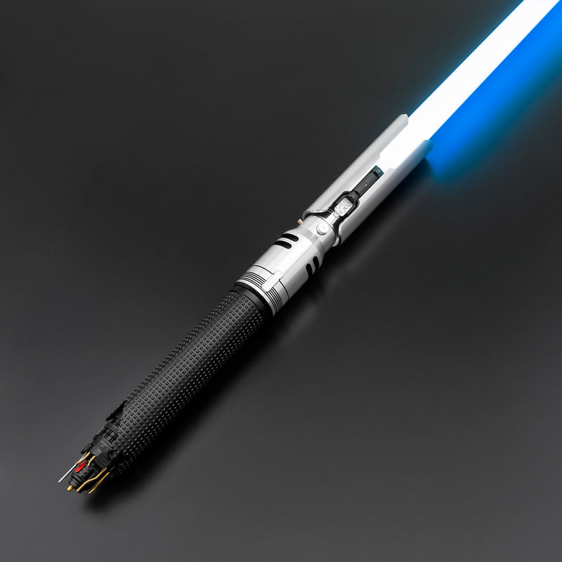 Ogni Jedi ha bisogno di una spada laser. Ispirata a quella indossata dall'eroe di Star Wars Cal Kestis, questa spada laser permette al bambino di esercitarsi nelle sue mosse Jedi.