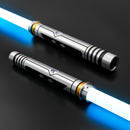 La spada laser Ahsoka SE si ispira agli elementi unici del design di Ahsoka Tano, come le strisce di tigre e i segni tribali sul viso, e presenta una lama bianca di grande effetto. Questa spada laser di livello intermedio è perfetta per i cosplay o per i
