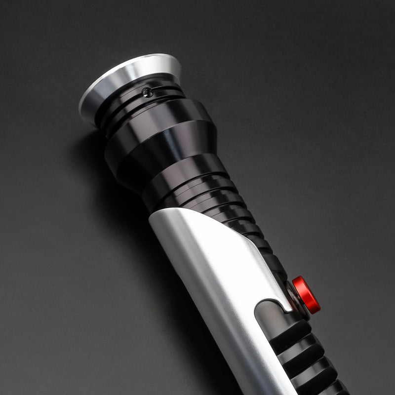 Vi presentiamo la spada laser ispirata a Qui-Gon Jinn, un pezzo accattivante per appassionati e collezionisti.
