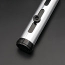 Vi presentiamo la spada laser ispirata a Qui-Gon Jinn, un pezzo accattivante per appassionati e collezionisti.