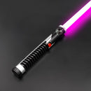 Vi presentiamo la spada laser ispirata a Qui-Gon Jinn, un pezzo accattivante per appassionati e collezionisti.