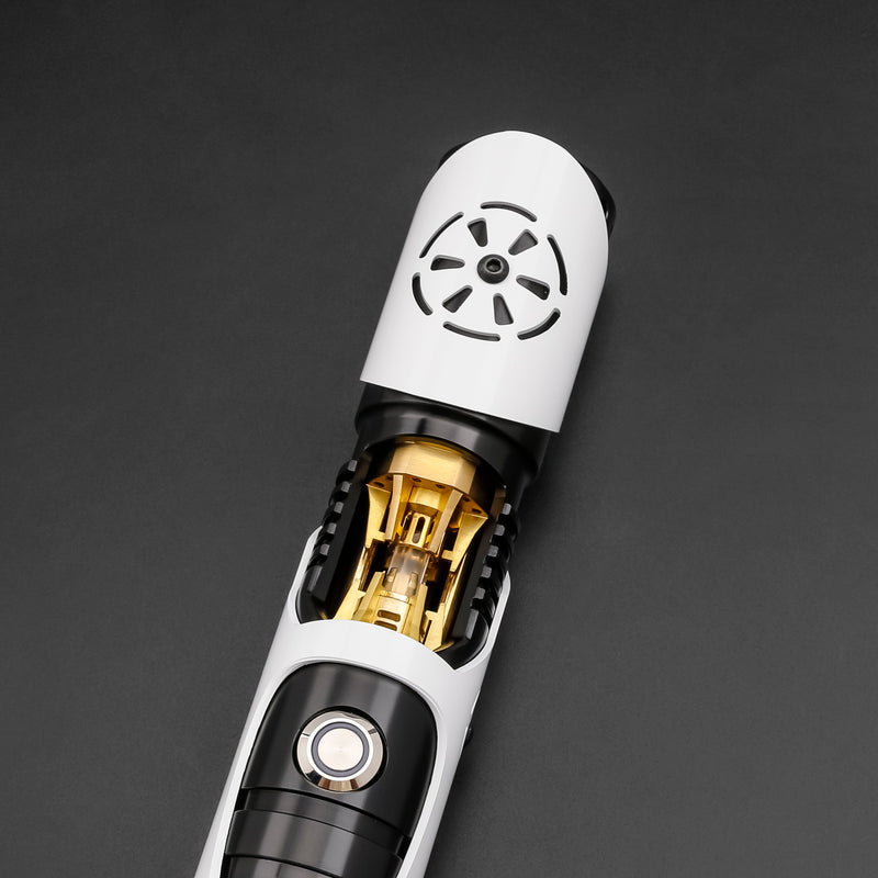 Presentata a Stormtrooper, la spada laser trae ispirazione dai simboli iconici, dall'armatura e dal blaster di Stormtrooper.