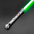 Voici le superbe sabre laser Kyle Katarn, un véritable chef-d'œuvre pour les fans et les collectionneurs ! Fabriquée avec précision et passion, cette réplique de haute qualité incarne la puissance et l'élégance du légendaire chevalier Jedi Kyle Katarn.