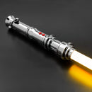 Voici le superbe sabre laser Kyle Katarn, un véritable chef-d'œuvre pour les fans et les collectionneurs ! Fabriquée avec précision et passion, cette réplique de haute qualité incarne la puissance et l'élégance du légendaire chevalier Jedi Kyle Katarn.