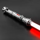 Voici le superbe sabre laser Kyle Katarn, un véritable chef-d'œuvre pour les fans et les collectionneurs ! Fabriquée avec précision et passion, cette réplique de haute qualité incarne la puissance et l'élégance du légendaire chevalier Jedi Kyle Katarn.