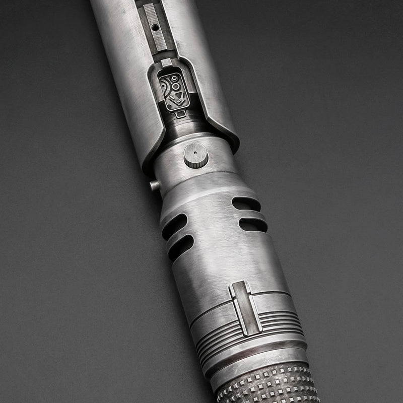 Vi presentiamo l'edizione limitata della spada laser Cal Kestis EP4 Bespoke Weathered: un pezzo da collezione davvero unico, disponibile in soli 30 esemplari.