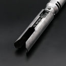 Vi presentiamo l'edizione limitata della spada laser Cal Kestis EP3 Bespoke Weathered: un pezzo da collezione davvero unico, disponibile in soli 30 esemplari.