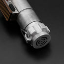 Vi presentiamo l'edizione limitata della spada laser Luke ROTJ Bespoke Weathered: un pezzo da collezione davvero unico, disponibile in soli 30 esemplari.