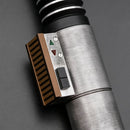 Vi presentiamo l'edizione limitata della spada laser Luke ROTJ Bespoke Weathered: un pezzo da collezione davvero unico, disponibile in soli 30 esemplari.