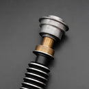 Vi presentiamo l'edizione limitata della spada laser Luke ROTJ Bespoke Weathered: un pezzo da collezione davvero unico, disponibile in soli 30 esemplari.