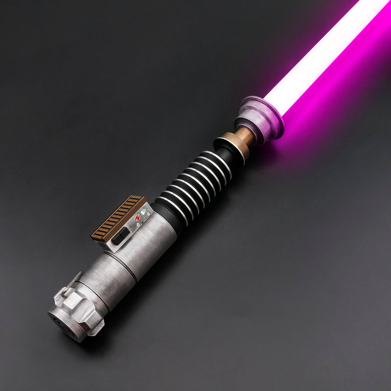 Vi presentiamo l'edizione limitata della spada laser Luke ROTJ Bespoke Weathered: un pezzo da collezione davvero unico, disponibile in soli 30 esemplari.