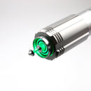 Unser Lichtschwertklingenstecker passt auf die meisten Schwertgriffe und ist so konzipiert, dass er Ihre Elektronik oder andere Wertgegenstände schützt, wenn Sie ihn entfernen möchten.