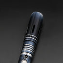 Realizzata in alluminio di qualità aerospaziale, il suo design si ispira alla bellezza eterea del cosmo, con una finitura invecchiata che evoca eoni passati.