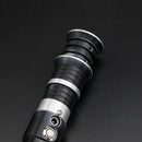 Provate il brivido del duello con le nostre spade laser Jarvis Weathered di alta qualità. Progettate per garantire durata e prestazioni, queste sciabole offrono un'autentica azione di battaglia.