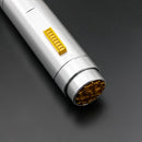 Presentiamo la spada laser Depa: Realizzata con precisione in alluminio di qualità aerospaziale, questo pezzo combina design elegante e funzionalità premium.