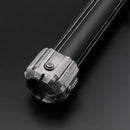 La spada laser di Darth Malgus è ispirata al lato oscuro della Forza e trae il suo potere dai cristalli del Darkside, rendendola una lama potente per la battaglia.