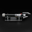 La spada laser di Darth Malgus è ispirata al lato oscuro della Forza e trae il suo potere dai cristalli del Darkside, rendendola una lama potente per la battaglia.