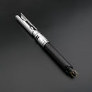 Ogni Jedi ha bisogno di una spada laser. Ispirata a quella indossata dall'eroe di Star Wars Cal Kestis, questa spada laser permette al bambino di esercitarsi nelle sue mosse Jedi.