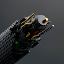 Ogni Jedi ha bisogno di una spada laser. Ispirata a quella indossata dall'eroe di Star Wars Cal Kestis, questa spada laser permette al bambino di esercitarsi nelle sue mosse Jedi.