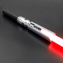 Ogni Jedi ha bisogno di una spada laser. Ispirata a quella indossata dall'eroe di Star Wars Cal Kestis, questa spada laser permette al bambino di esercitarsi nelle sue mosse Jedi.