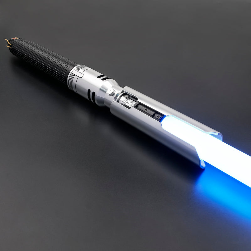 Ogni Jedi ha bisogno di una spada laser. Ispirata a quella indossata dall'eroe di Star Wars Cal Kestis, questa spada laser permette al bambino di esercitarsi nelle sue mosse Jedi.