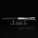 Ogni Jedi ha bisogno di una spada laser. Ispirata a quella indossata dall'eroe di Star Wars Cal Kestis, questa spada laser permette al bambino di esercitarsi nelle sue mosse Jedi.