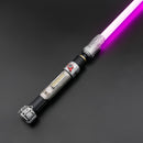 Potenziate la vostra collezione o migliorate il vostro cosplay con questa eccezionale spada laser ispirata a Sabine / Ezra Weathered.