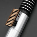 La spada laser Luke ROTJ è il regalo perfetto per un fan che ama il film. È facile da usare e leggero, rendendolo divertente da giocare.