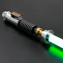 La spada laser Luke ROTJ è il regalo perfetto per un fan che ama il film. È facile da usare e leggero, rendendolo divertente da giocare.