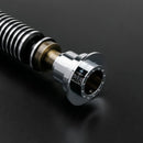 La sciabola Luke EP6 è il regalo perfetto per un fan che ama il film. È facile da usare, leggera e ha una presa affidabile. I motivi circolari sull'impugnatura e il collo esteso dell'emettitore garantiscono un'ottima presa e manovrabilità.