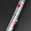 Diventa il Sith definitivo con la spada laser SE di Darth Maul. Un capolavoro a doppia lama, temibile come il suo leggendario portatore.