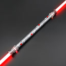 Diventa il Sith definitivo con la spada laser SE di Darth Maul. Un capolavoro a doppia lama, temibile come il suo leggendario portatore.