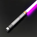 La spada laser Ahsoka SE si ispira agli elementi unici del design di Ahsoka Tano, come le strisce di tigre e i segni tribali sul viso, e presenta una lama bianca di grande effetto. Questa spada laser di livello intermedio è perfetta per i cosplay o per i