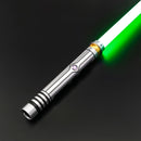 La spada laser Ahsoka SE si ispira agli elementi unici del design di Ahsoka Tano, come le strisce di tigre e i segni tribali sul viso, e presenta una lama bianca di grande effetto. Questa spada laser di livello intermedio è perfetta per i cosplay o per i
