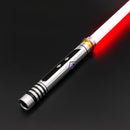 La spada laser Ahsoka SE si ispira agli elementi unici del design di Ahsoka Tano, come le strisce di tigre e i segni tribali sul viso, e presenta una lama bianca di grande effetto. Questa spada laser di livello intermedio è perfetta per i cosplay o per i