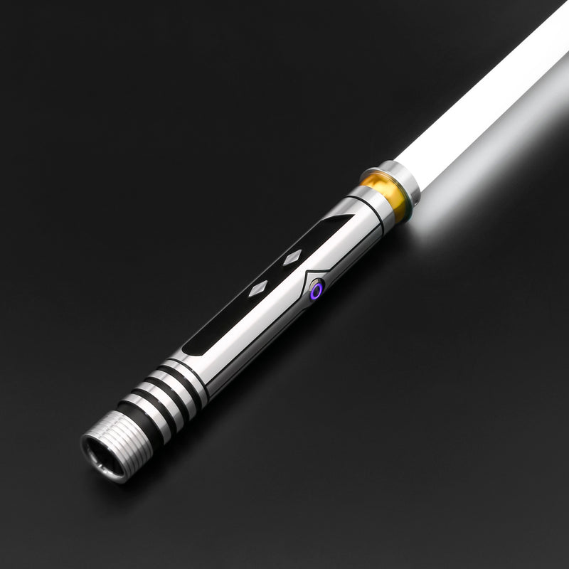 La spada laser Ahsoka SE si ispira agli elementi unici del design di Ahsoka Tano, come le strisce di tigre e i segni tribali sul viso, e presenta una lama bianca di grande effetto. Questa spada laser di livello intermedio è perfetta per i cosplay o per i