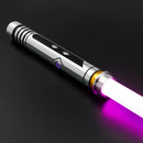 La spada laser Ahsoka SE si ispira agli elementi unici del design di Ahsoka Tano, come le strisce di tigre e i segni tribali sul viso, e presenta una lama bianca di grande effetto. Questa spada laser di livello intermedio è perfetta per i cosplay o per i
