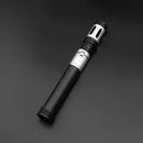 Sentinella prismatica è una spada laser unica e intrigante. L'impugnatura è stata sapientemente progettata con elementi prismatici, che la rendono visivamente distintiva. Il cinturino avvolgente sull'impugnatura migliora ulteriormente il comfort di impugn