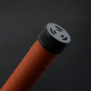 Sentinella prismatica è una spada laser unica e intrigante. L'impugnatura è stata sapientemente progettata con elementi prismatici, che la rendono visivamente distintiva. Il cinturino avvolgente sull'impugnatura migliora ulteriormente il comfort di impugn