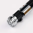 La spada laser Obi Wan EP3 è ispirata alla serie televisiva Obi-Wan Kenobi. È dotato di una maniglia in metallo lucido