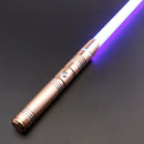 L'Enforcer è distruttivo ma controlla. La spada è compatta, elegante e veloce, costruita per movimenti e combattimenti veloci.