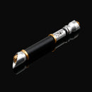 Warden è una spada a tre zone con un emettitore d'oro, una camera d'aria in metallo argentato e un'elsa nera.